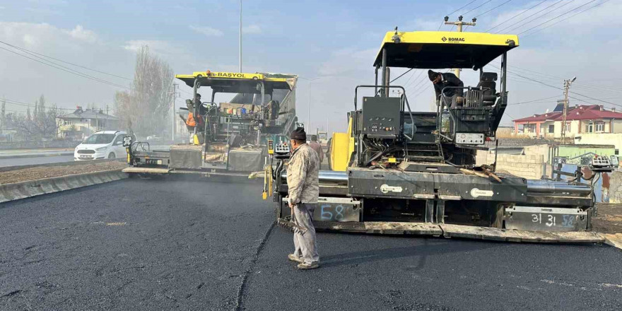 Iğdır’da sıcak asfalt çalışması devam ediyor