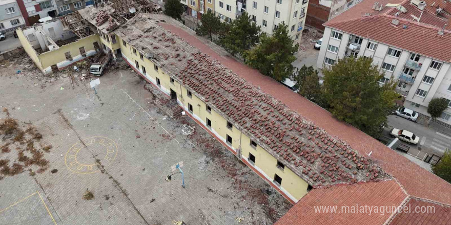 İHA’nın haberinden sonra uyuşturucu yuvasına dönen okulun yıkımına başlandı