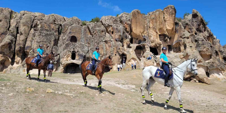 İhsaniye’de atlı birlikler görevde