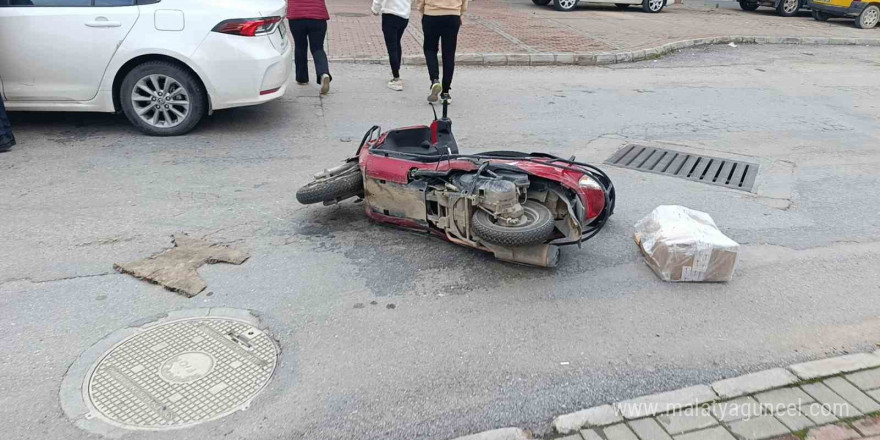 İki araçla birden çarpışan motosiklet sürücüsü ölümden döndü