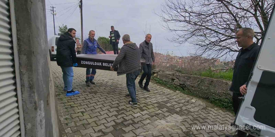 İki çocuk annesi kadın evinde ölü bulundu