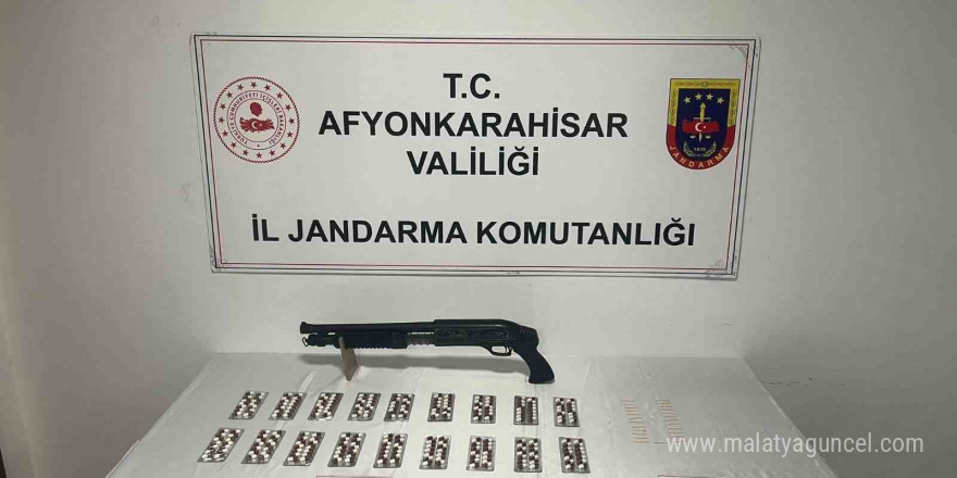 İki kardeş evlerinde uyuşturucu ile yakalandı