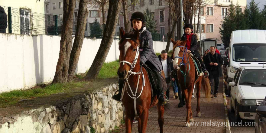 İki kardeş karnelerini atlarla almaya geldi