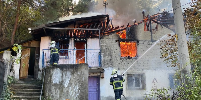 İki katlı ev alev alev yandı, yangın ormana sıçramadan söndürüldü