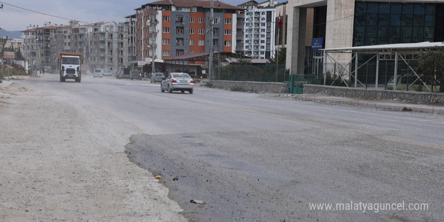 İki motosiklet kafa kafaya çarpıştı: 3 kişi yere savruldu