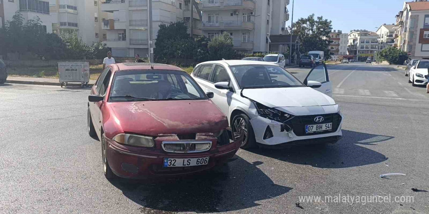 İki otomobil çarpıştı, fenalaşan sürücü hastaneye kaldırıldı