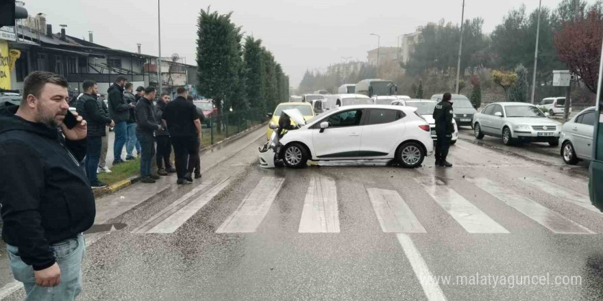 İki otomobilin çarpıştığı kazada 1 kişi yaralandı