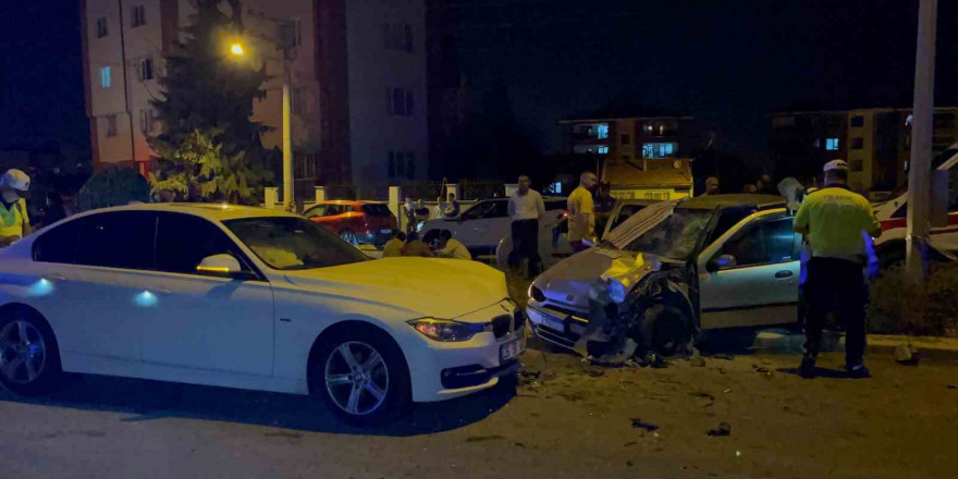 İki otomobilin kafa kafaya çarpıştığı kaza kamerada: 1 ölü, 5 yaralı