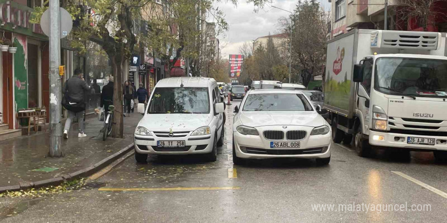 İkinci sıraya park edilen araçlar trafiğin sıkışmasına neden oluyor