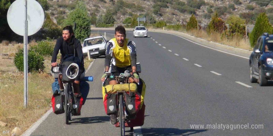 İklim değişikliğine dikkat çekmek için bisikletle dünya turuna çıktılar