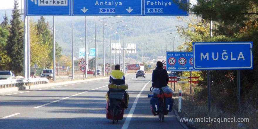 İklim değişikliğine dikkat çekmek için bisikletle dünya turuna çıktılar