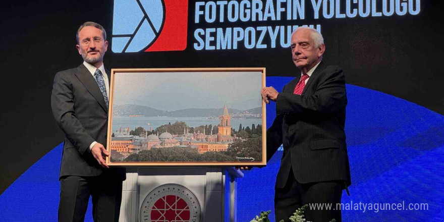 İletişim Başkanı Altun, 'İzzet Keribar Fotoğraf Sergisi' ve 'Analogdan Dijitale Fotoğrafın Yolculuğu Sempozyumu'na katıldı