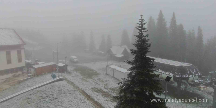 Ilgaz Dağı’na mevsimin ilk karı düştü