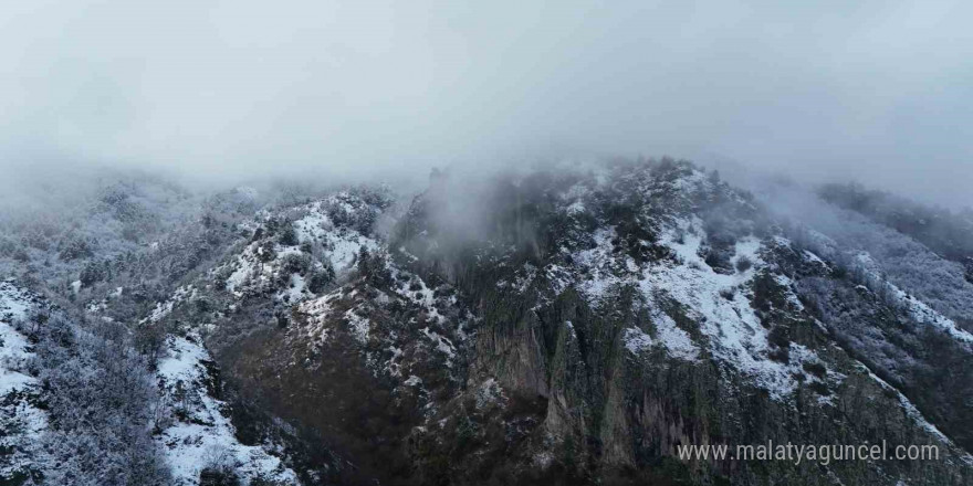 Ilgaz Dağı’nın eteklerinde buluşan kar ve sis mest etti