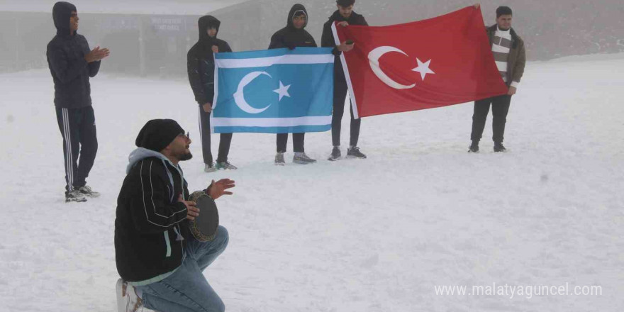 İlk defa kar gören Türkmenler gönüllerince eğlendi