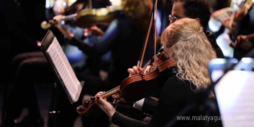 İlk kez bir Türk orkestrası, Toygar Işıklı’nın eserlerini seslendirdi