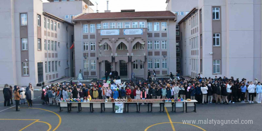 İlk ve ortaokul öğrencileri kuşlar için sıcak yuvalar hazırladı