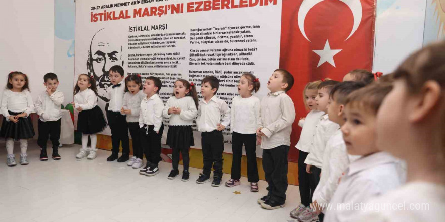 İlkadımlı minikler İstiklal Marşı ile duygulandırdı