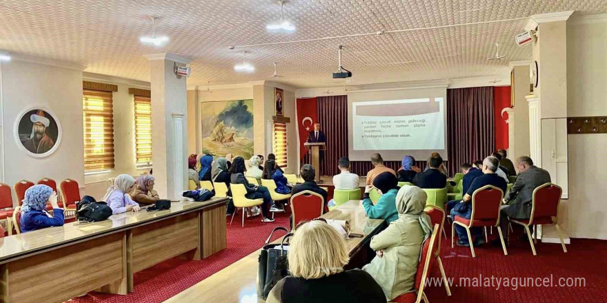 İlkokul birinci sınıf öğretmenlerine yeni öğretim programı anlatıldı