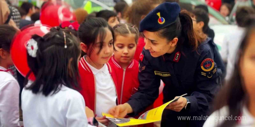 İlkokul öğrencileri jandarma mesleği hakkında bilgi sahibi oldu