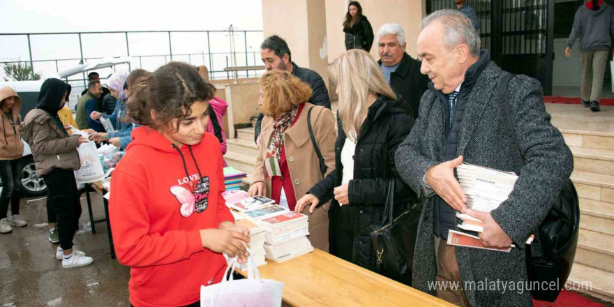 İmza gününe eşekle geldi