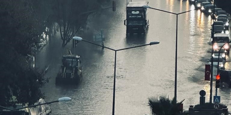 İncirliova yolu göle döndü, sürücüler zor anlar yaşadı