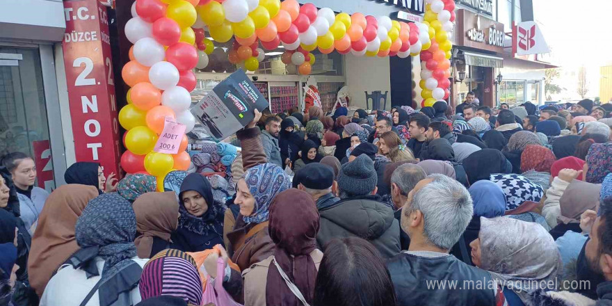 İndirimli ürünleri almak isteyenler mağaza önünü miting alanına çevirdi