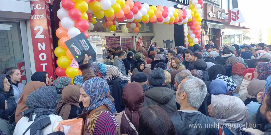 İndirimli ürünleri almak isteyenler mağaza önünü miting alanına çevirdi