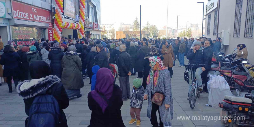 İndirimli ürünleri almak isteyenler mağaza önünü miting alanına çevirdi