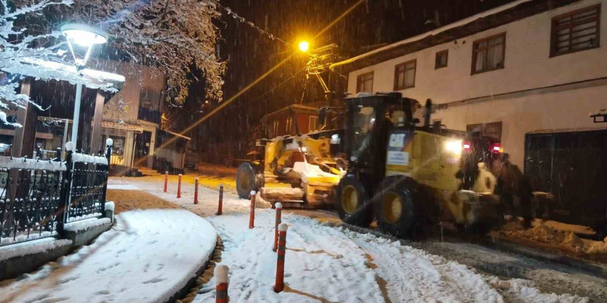 İnegöl Belediyesi kar yağışıyla beraber harekete geçti