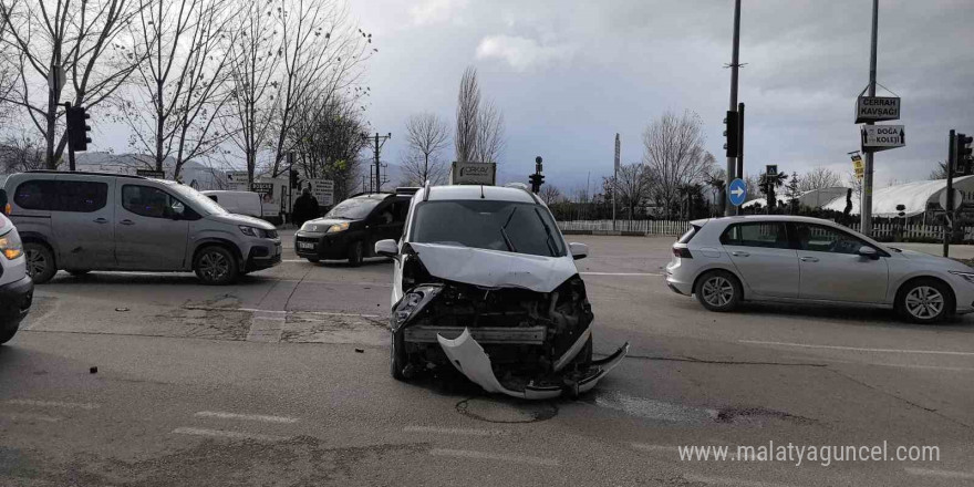 İnegöl’de araçlar çarpıştı: 1’i çocuk 2 yaralı