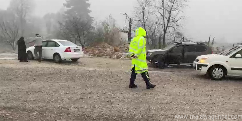 İnegöl’de kar yağışı başladı, sürücüler zor anlar yaşadı