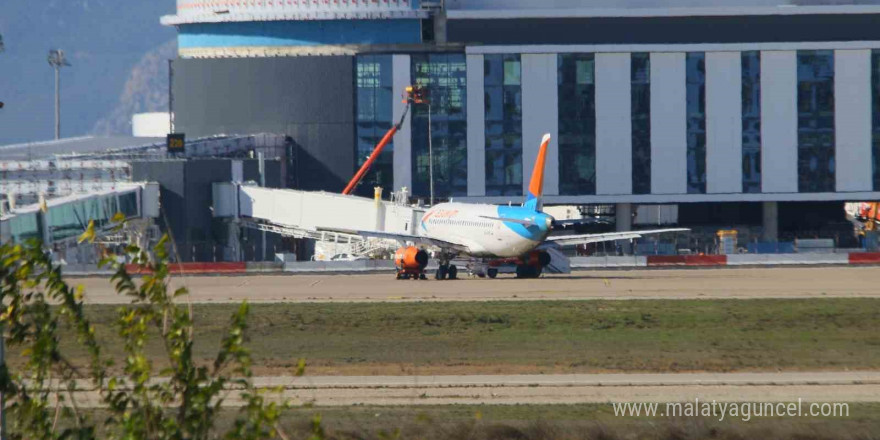 İniş sırasında motoru yanan uçak Antalya Havalimanı 2’nci Terminal’deki park noktasına alındı