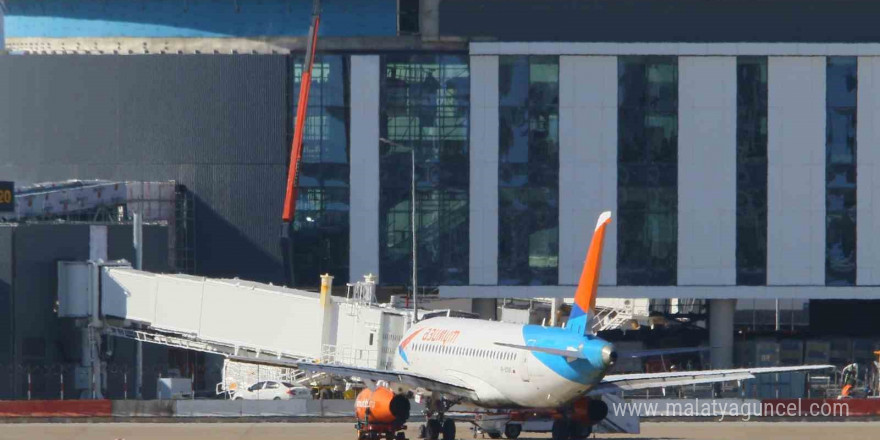 İniş sırasında motoru yanan uçak Antalya Havalimanı 2’nci Terminal’deki park noktasına alındı