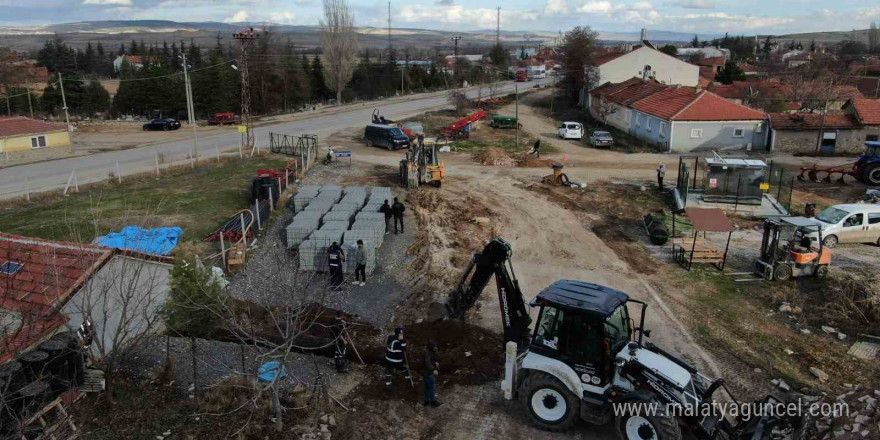 İnönü’de kilitli parke taşı çalışmalarına devam ediliyor