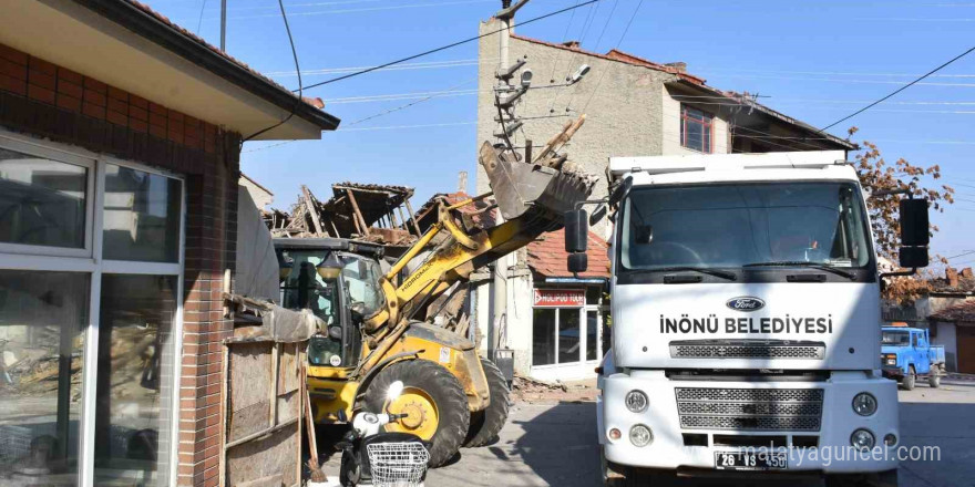 İnönü’de tehlike saçan metruk bina yıkıldı