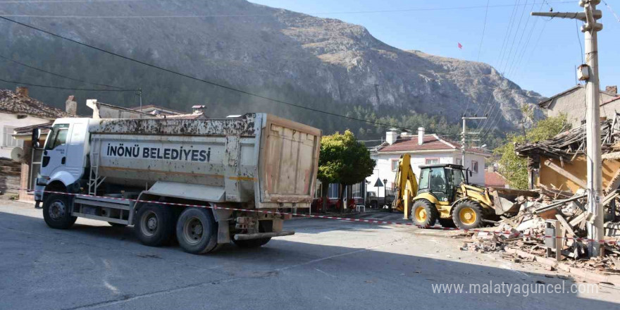 İnönü’de tehlike saçan metruk bina yıkıldı