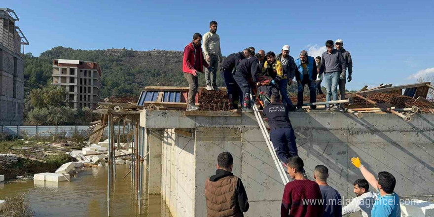 İnşaat halindeki binada kalıplar göçtü: 3 işçi yaralandı