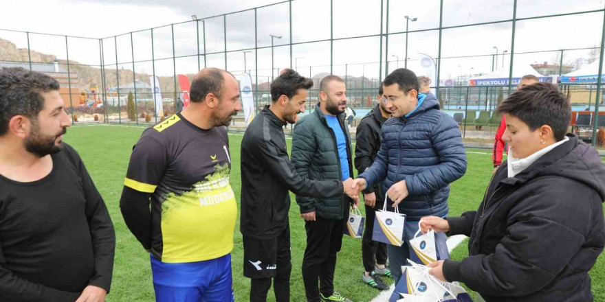 İpekyolu Belediyesi’nin birimler arası futbol turnuvasında final coşkusu yaşandı