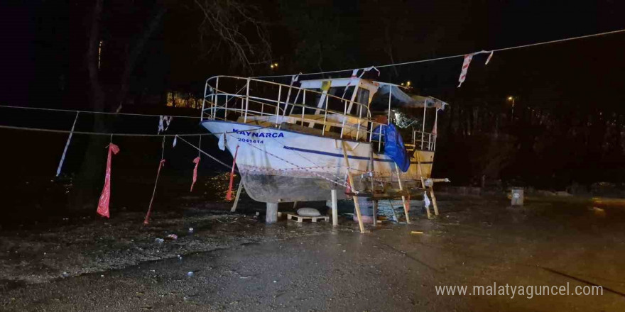 Irmak suyu taştı, tekne karada kaldı