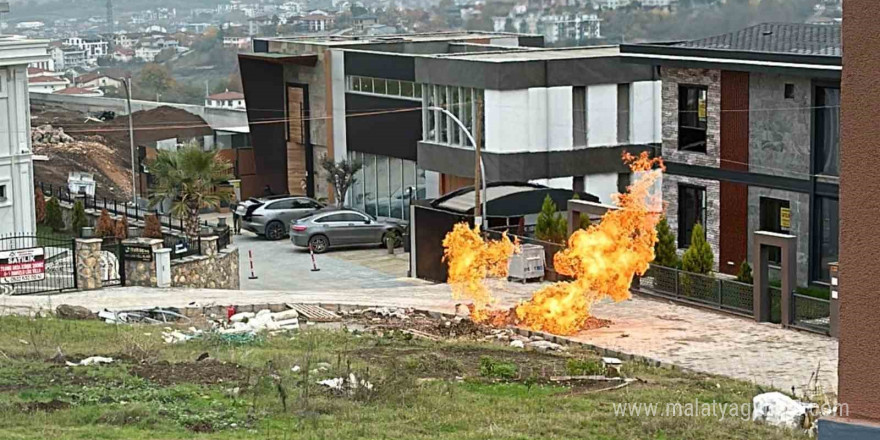 İş makinesi doğal gaz borusuna zarar verdi: Yükselen alevler korkuttu