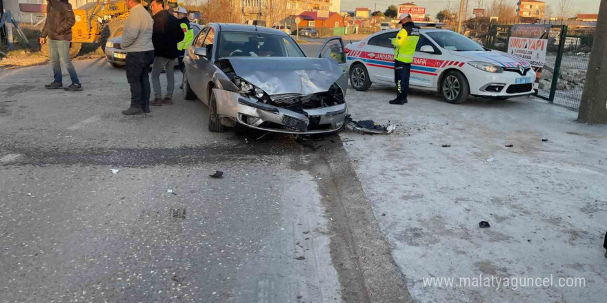 İş makinesi taşıyan kamyon otomobille çarpıştı: Kaza anı kameraya yansıdı