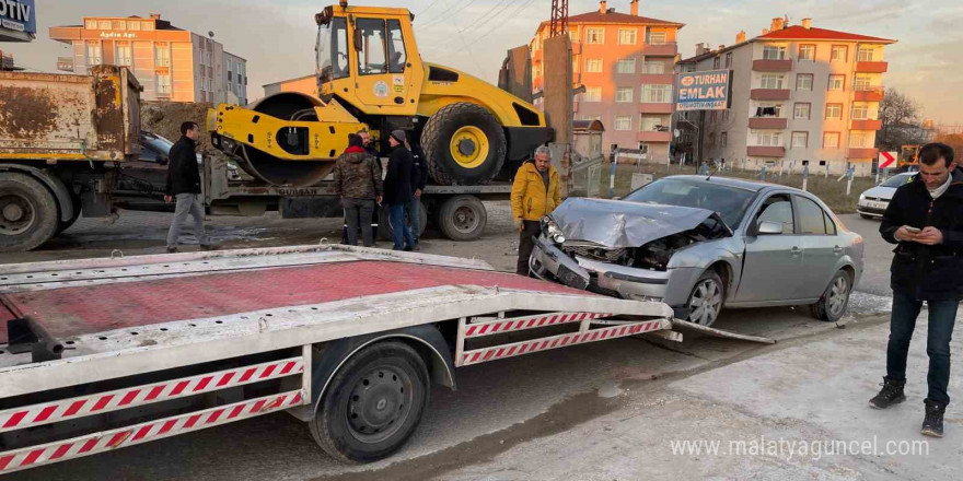 İş makinesi taşıyan kamyon otomobille çarpıştı: Kaza anı kameraya yansıdı