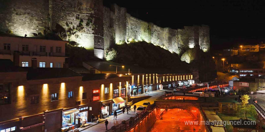 Işıklandırılan Bitlis’te gece güzelliği