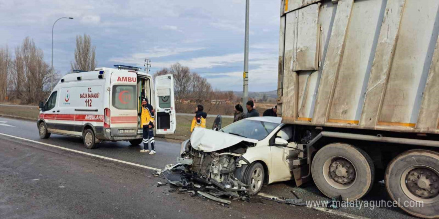 Işıkta bekleyen kamyona arkadan çarpan otomobilin sürücüsü yaralandı