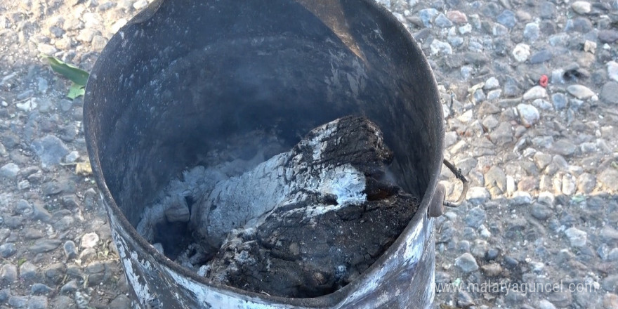 Isınmak için yaktıkları kova bomba gibi patladı, korku dolu anlar güvenlik kamerasına yansıdı