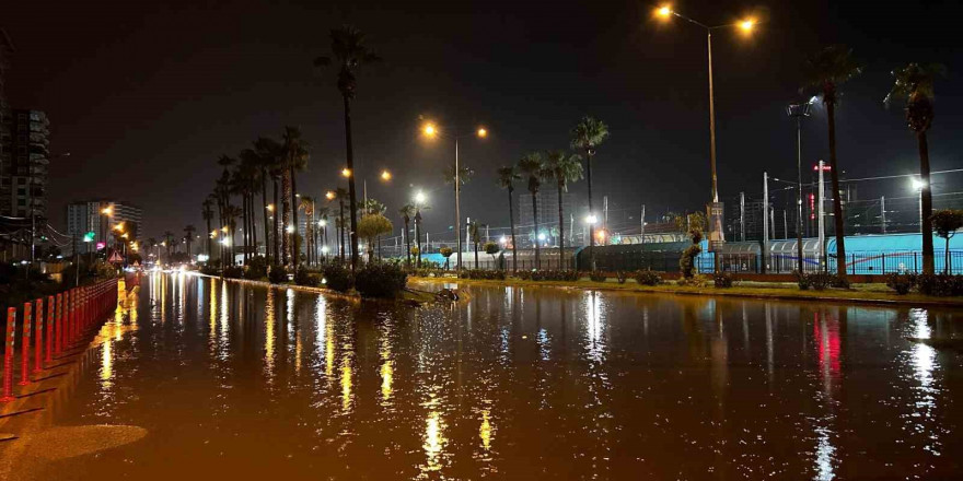 İskenderun’da şiddetli yağışla birlikte caddeler göle döndü