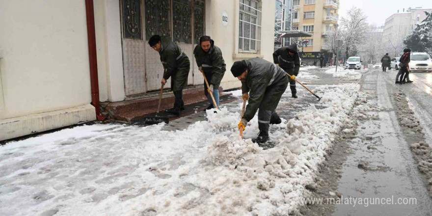 Isparta mevsimin ilk kar yağışıyla beyaza büründü