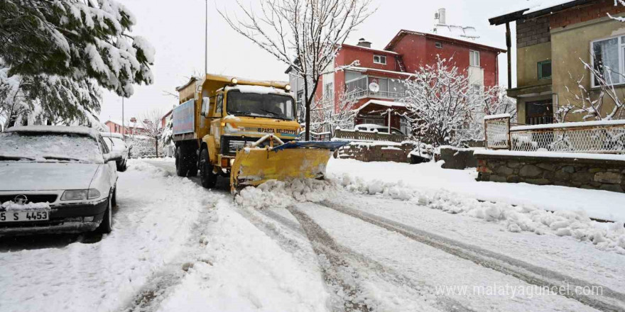 Isparta mevsimin ilk kar yağışıyla beyaza büründü