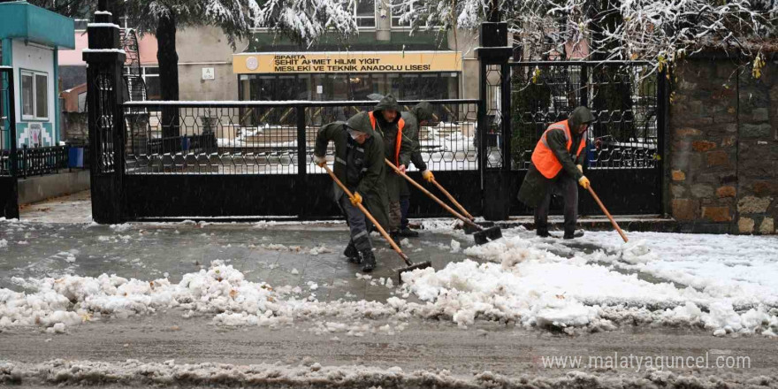 Isparta mevsimin ilk kar yağışıyla beyaza büründü